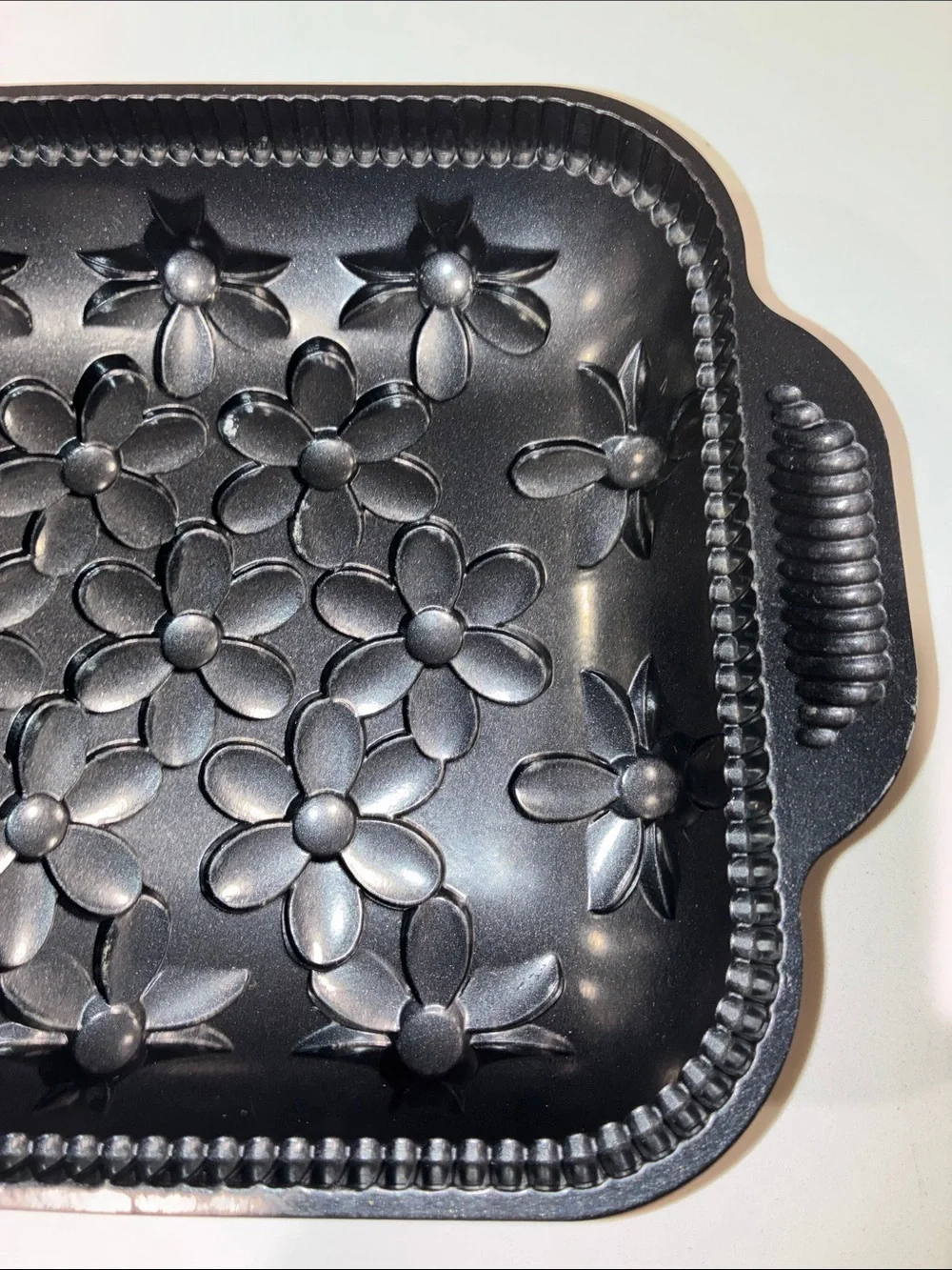 NORDIC WARE (EUC) Daisy Cake Pan With Two Handles Black Floral Cast Iron 10 Cup.